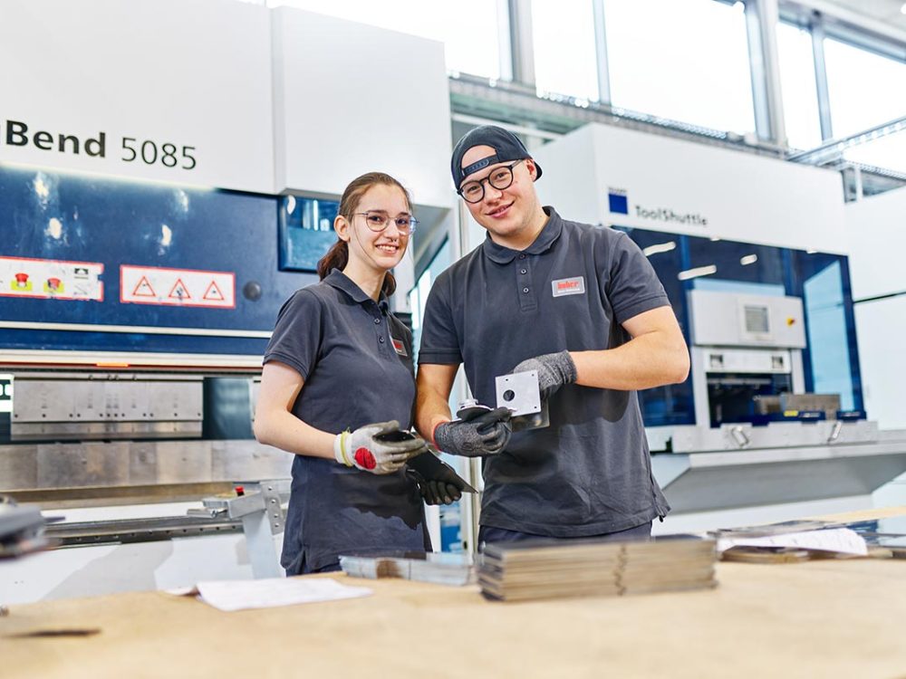 Huber Azubis mit Werkgegenstaenden