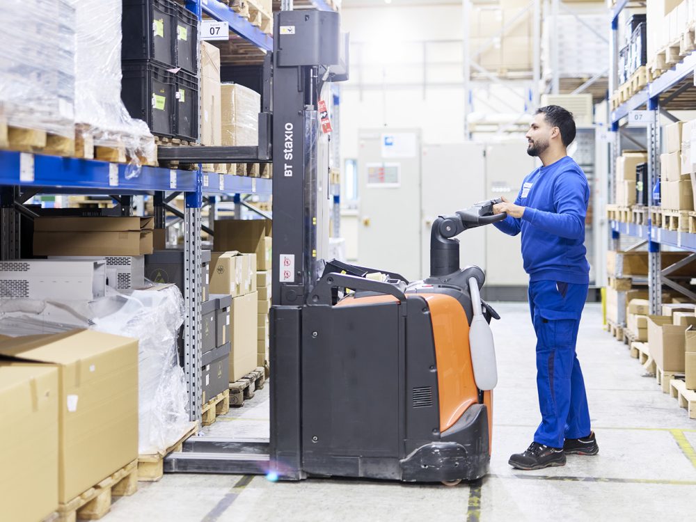 J. Schneider Elektrotechnik Azubi bedient einen Gabelstapler im Lager