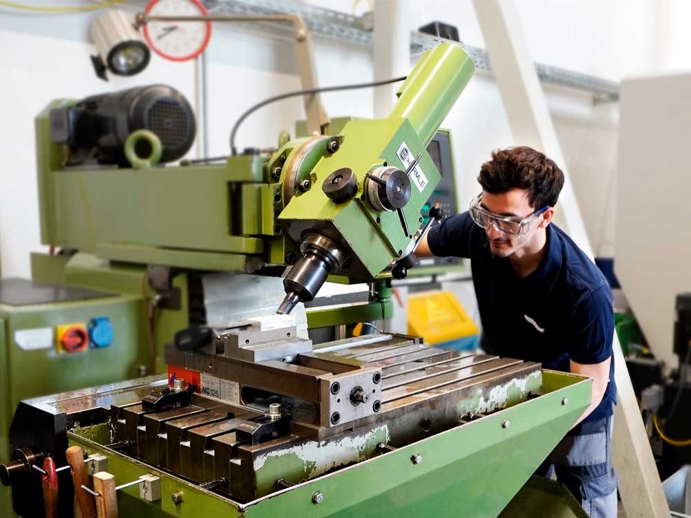 Hobart Azubi arbeitet an Maschine mit Schutzbrille