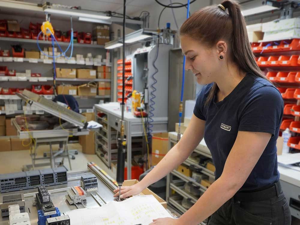 Hobart Azubi arbeitet in der Werkstatt