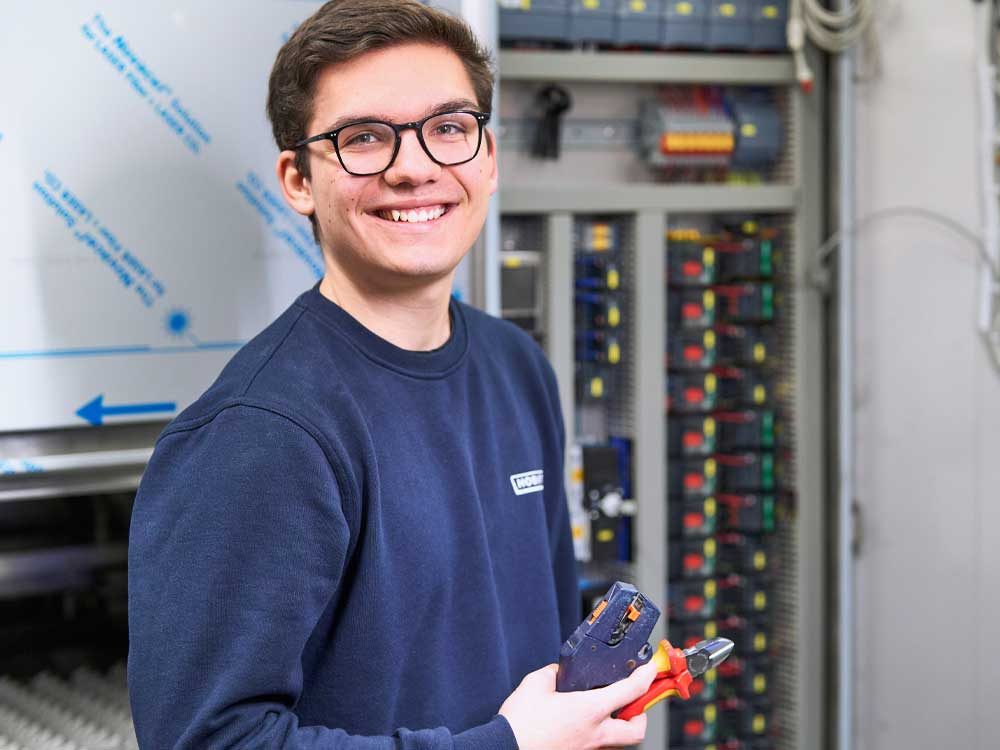 Hobart Azubi mit werkzeug in der Hand