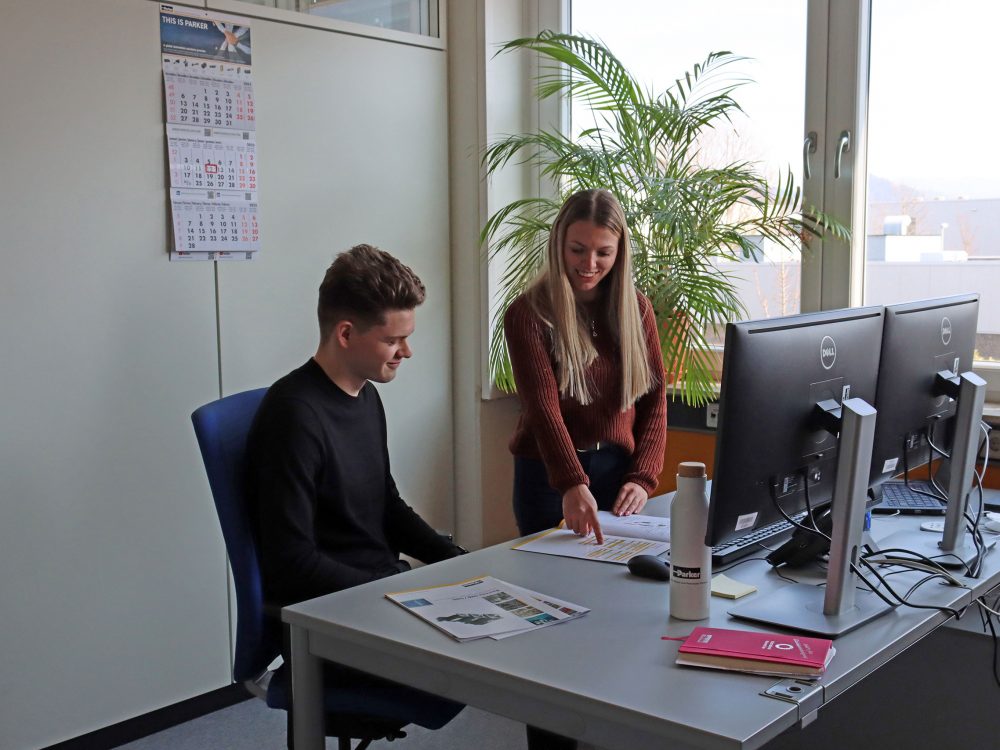 Parker Azubis in einem Gespräch am Schreibtisch