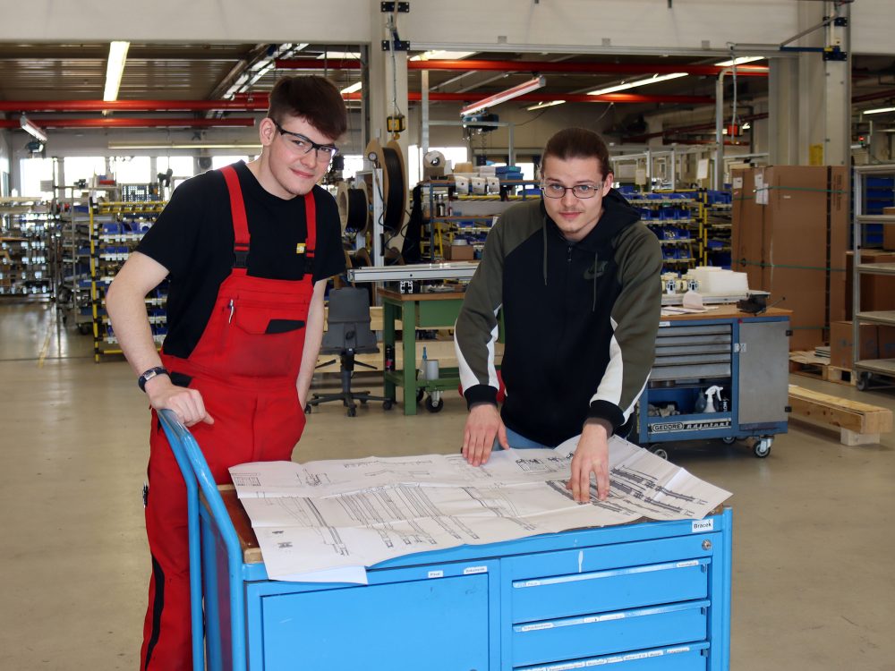 Parker Azubis in einer Besprechung in der Werkstatt